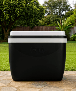 um Cooler preto no jardim