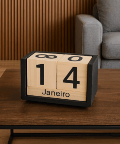 Calendário de Madeira Decorativo para Mesa